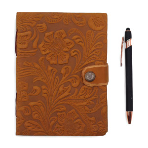 Detalle del grabado floral sobre cuero beige, símbolo de armonía y conexión con la naturaleza.