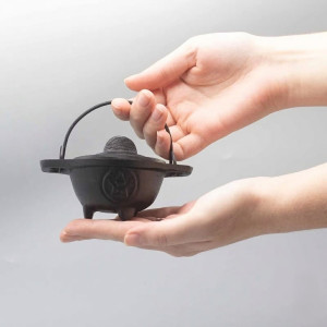 Caldero de hierro fundido con pentágono y asa para quemar incienso y resinas.