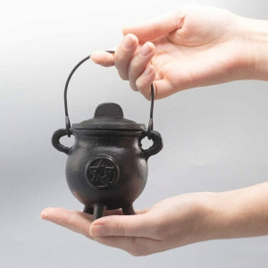 Caldero de hierro fundido con patas, tapa y símbolo de pentágono para quemar incienso.