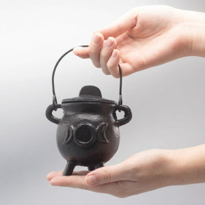 Caldero de hierro fundido con símbolo triple luna, patas y tapa para incienso y resinas.