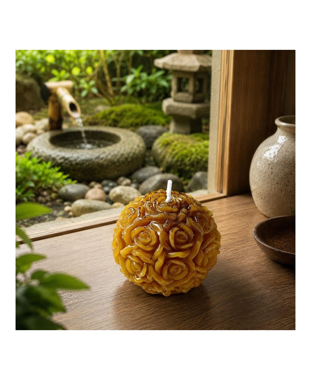 Vela esfera de rosas elaborada con cera de abeja natural para decoración y bienestar.