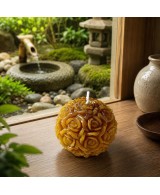 Vela esfera de rosas elaborada con cera de abeja natural para decoración y bienestar.