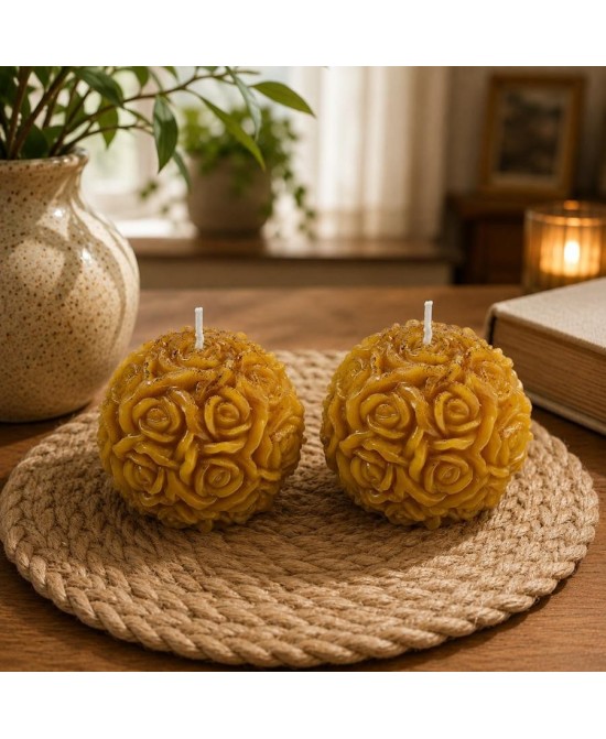 Pack de dos velas esfera de rosas elaboradas con cera de abeja natural para decoración.