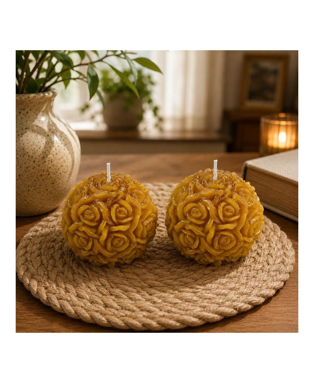 Pack de dos velas esfera de rosas elaboradas con cera de abeja natural para decoración.