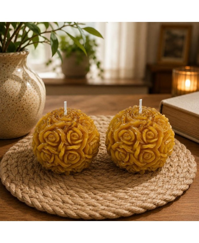 Pack de dos velas esfera de rosas elaboradas con cera de abeja natural para decoración.
