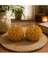 Pack de dos velas esfera de rosas elaboradas con cera de abeja natural para decoración.