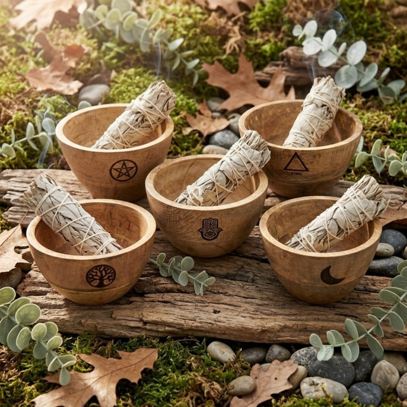 Cuencos de madera vintage con símbolos decorativos.