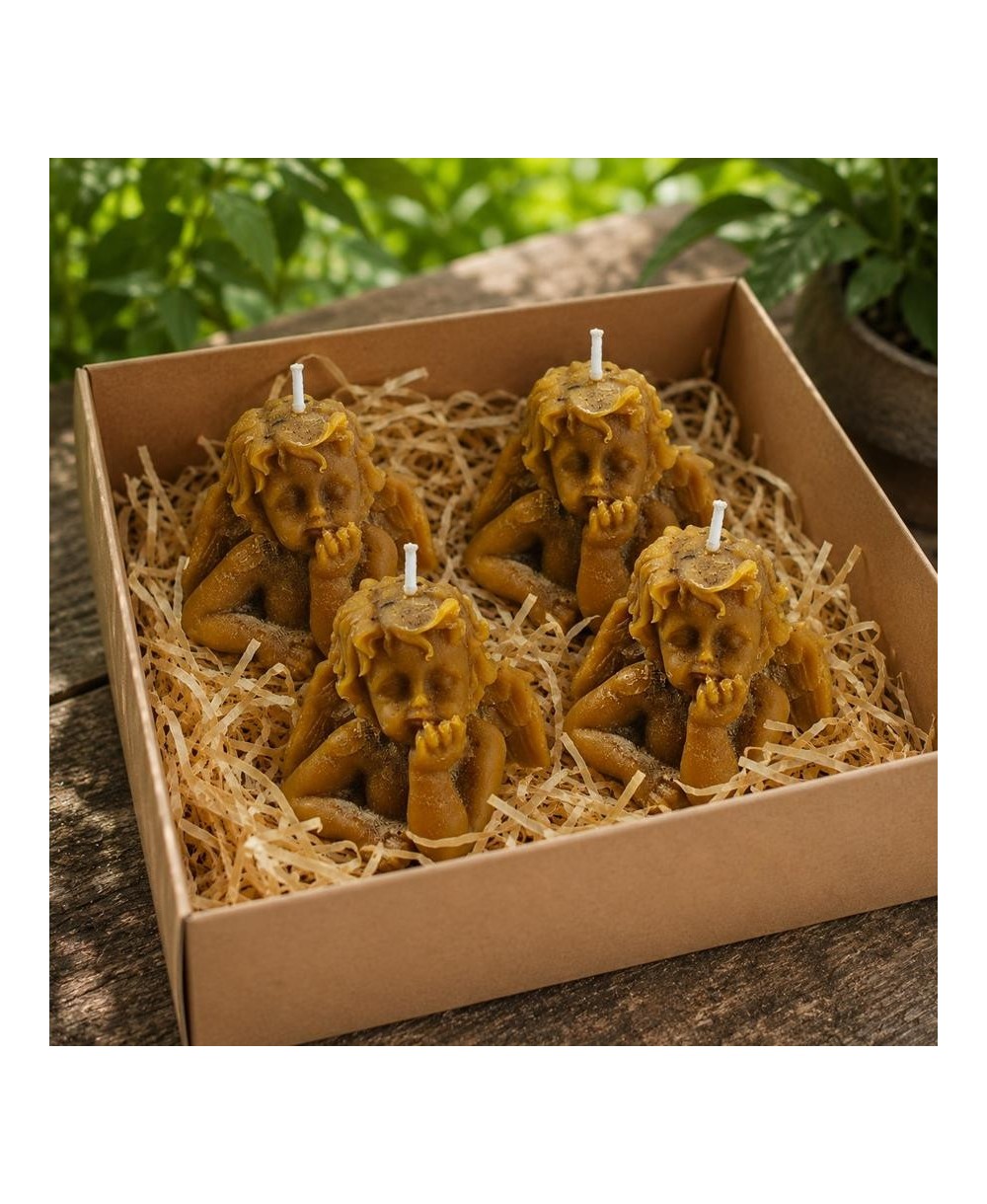 Presentación de cuatro velas ángel de cera de abeja en caja con relleno decorativo.