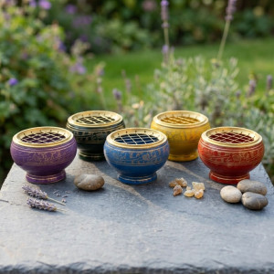 Quemador de incienso alto chakras con rejilla metálica y acabado decorativo en colores simbólicos para resinas y carbón.