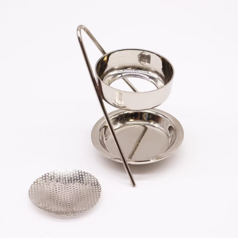 Calentador de incienso de metal con soporte elevado y recipiente para resinas.