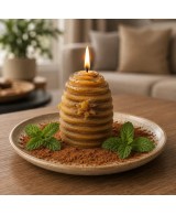 Acabado artesanal en velas de cera de abeja con forma de colmena.