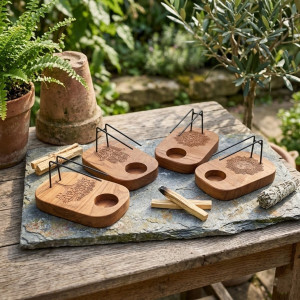Calentadores de palo santo y atados en madera de teca con varios grabados disponibles.
