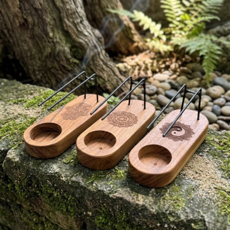 Calentadores de palo santo en madera de teca con soporte metálico y base para vela de té.