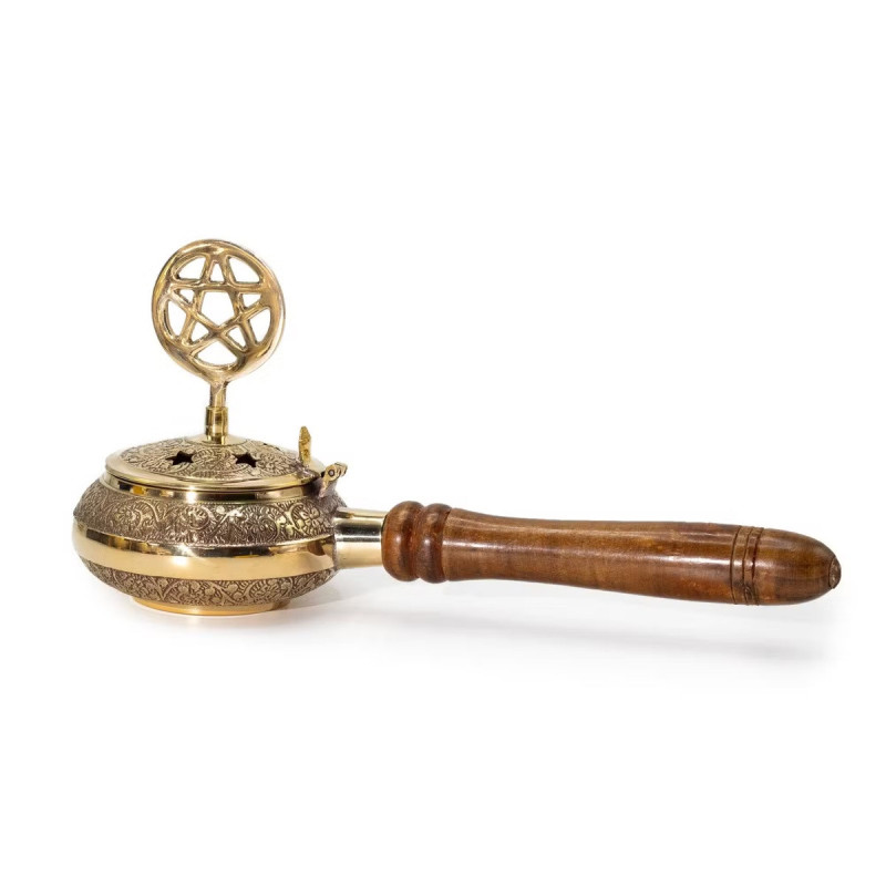 Incensario de latón con mango de madera y símbolo pentagrama.