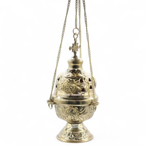 Botafumeiro de latón decorativo colgante con cadenas y remate en cruz.