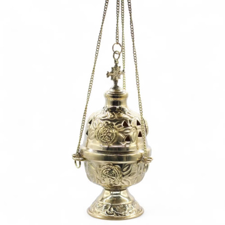 Botafumeiro de latón decorativo colgante con cadenas y remate en cruz.