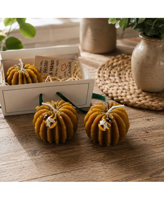 Presentación de velas artesanales de cera de abeja en caja decorativa para regalo.