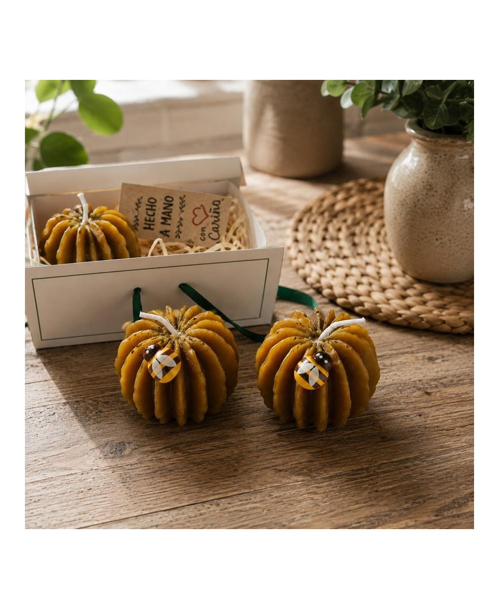 Presentación de velas artesanales de cera de abeja en caja decorativa para regalo.