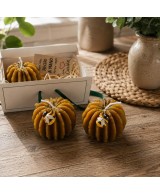 Presentación de velas artesanales de cera de abeja en caja decorativa para regalo.