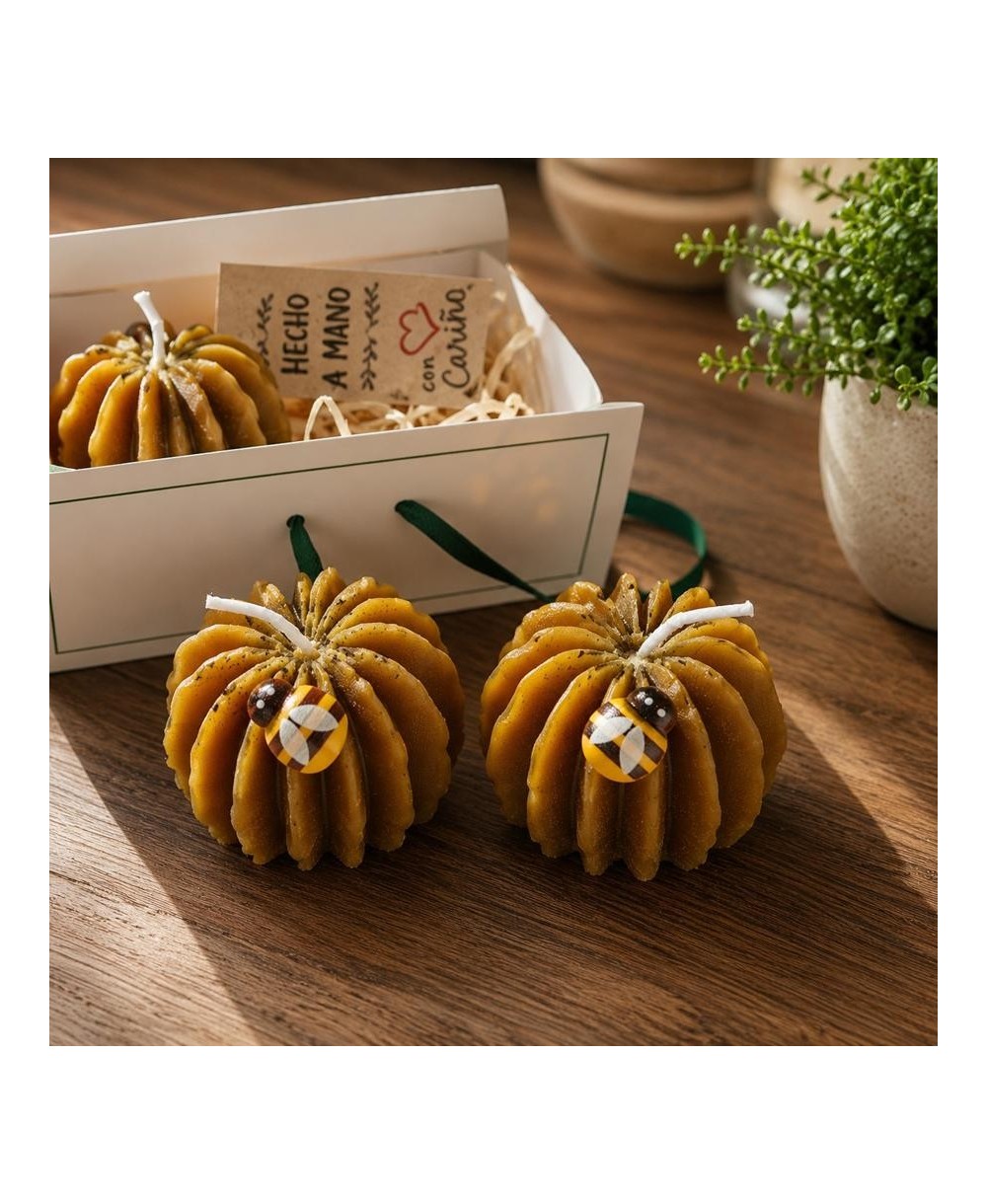 Pack de dos velas de cera de abeja natural con detalle decorativo de abeja.