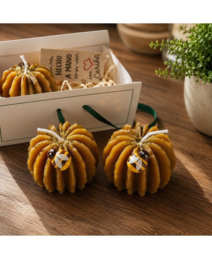 Pack de dos velas de cera de abeja natural con detalle decorativo de abeja.