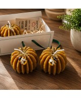 Pack de dos velas de cera de abeja natural con detalle decorativo de abeja.