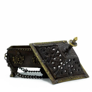 Botafumeiro tibetano de latón con tapa abatible calada y cadenas laterales.