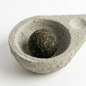 Soporte de piedra en forma de gota para atados de hierbas y sahumerios.