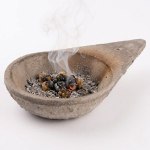 Quemador de inciensos de piedra en forma de gota con cavidad central.