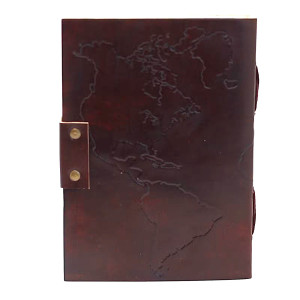 Detalle del cuaderno de cuero con mapa del mundo, evocando exploración interior y energía expansiva.