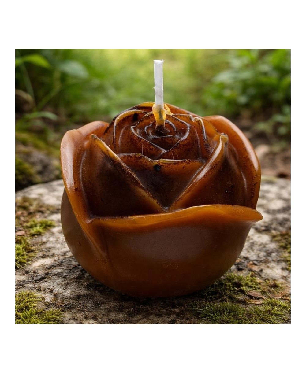 Vela con forma de rosa elaborada en cera de abeja natural para decoración y bienestar.
