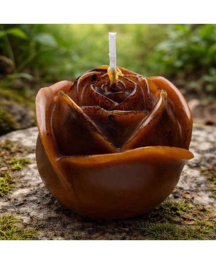 Vela con forma de rosa elaborada en cera de abeja natural para decoración y bienestar.