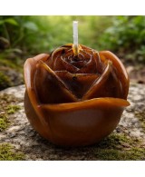 Vela con forma de rosa elaborada en cera de abeja natural para decoración y bienestar.