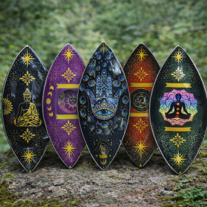 Colección de portainciensos de aluminio esmaltado con diseños espirituales.