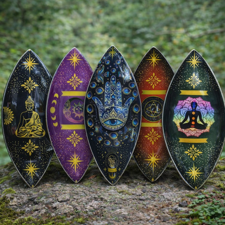 Colección de portainciensos de aluminio esmaltado con diseños espirituales.