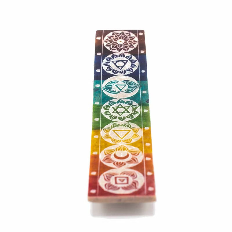 Portaincienso de esteatita con siete chakras en diseño colorido.