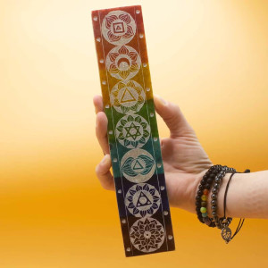 Portaincienso de esteatita con siete chakras en diseño colorido.