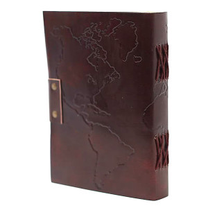 Cuaderno de cuero en un ambiente sereno que transmite calma, introspección y energía viajera.