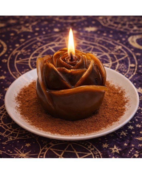 Vela  con forma de rosa de cera de abeja con mecha encendida lista para un ritual.