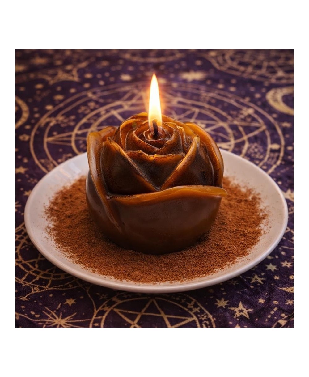 Vela  con forma de rosa de cera de abeja con mecha encendida lista para un ritual.