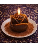 Vela  con forma de rosa de cera de abeja con mecha encendida lista para un ritual.