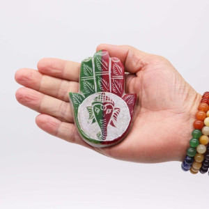 Portaincienso de esteatita en forma de mano hamsa con figura de Ganesha.