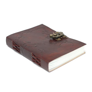 Cuaderno de cuero abierto listo para escribir, reflejando creatividad y conexión espiritual.