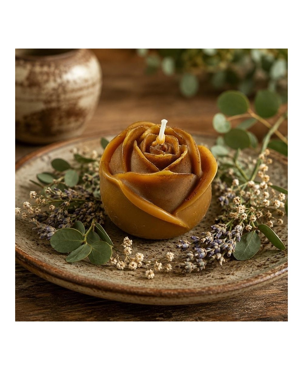 Presentación de vela floral de cera de abeja con forma de rosa abierta.