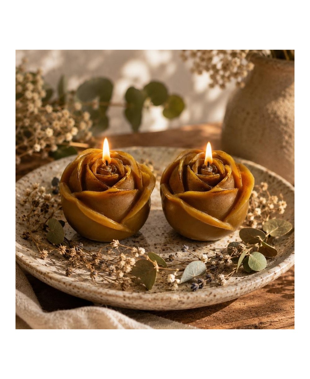 Pack de dos velas con forma de rosa elaboradas en cera de abeja natural.