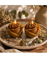 Pack de dos velas con forma de rosa elaboradas en cera de abeja natural.