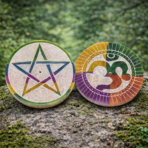 Portainciensos redondo de esteatita con símbolos espirituales variados.