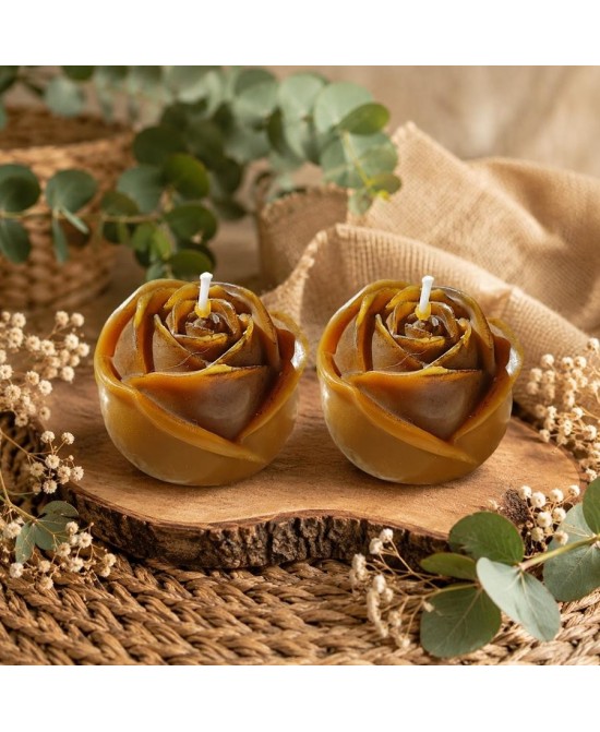 Presentación de dos velas florales de cera de abeja para decoración y regalo.