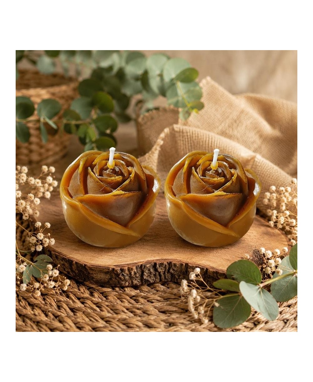 Presentación de dos velas florales de cera de abeja para decoración y regalo.