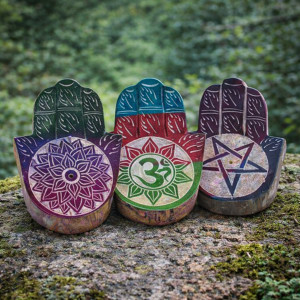 Colección de soportes Hamsa de esteatita con distintos símbolos.